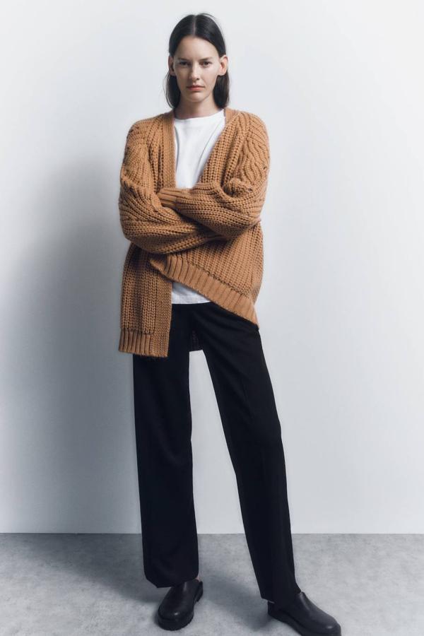 Chaqueta de punto grueso con diseño abierto, corte relajado, manga larga y acabado en rib, color tostado, de Zara. Tiene un coste de 35,95 euros.