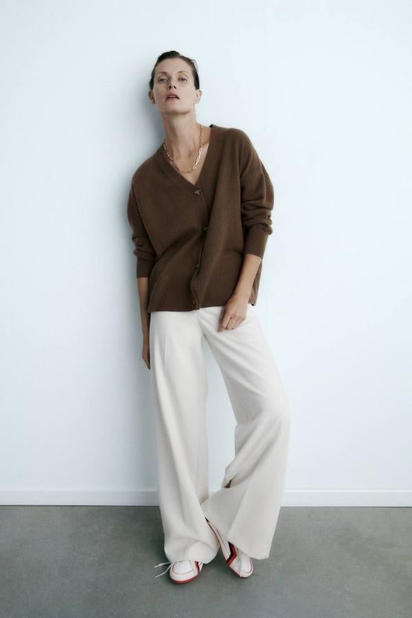 Chaqueta de punto 100% lana merino con manga larga, cuello de pico, cierre de botones y diseño relajado, en marrón, de Zara. Hazte con ella por 49,95 euros.