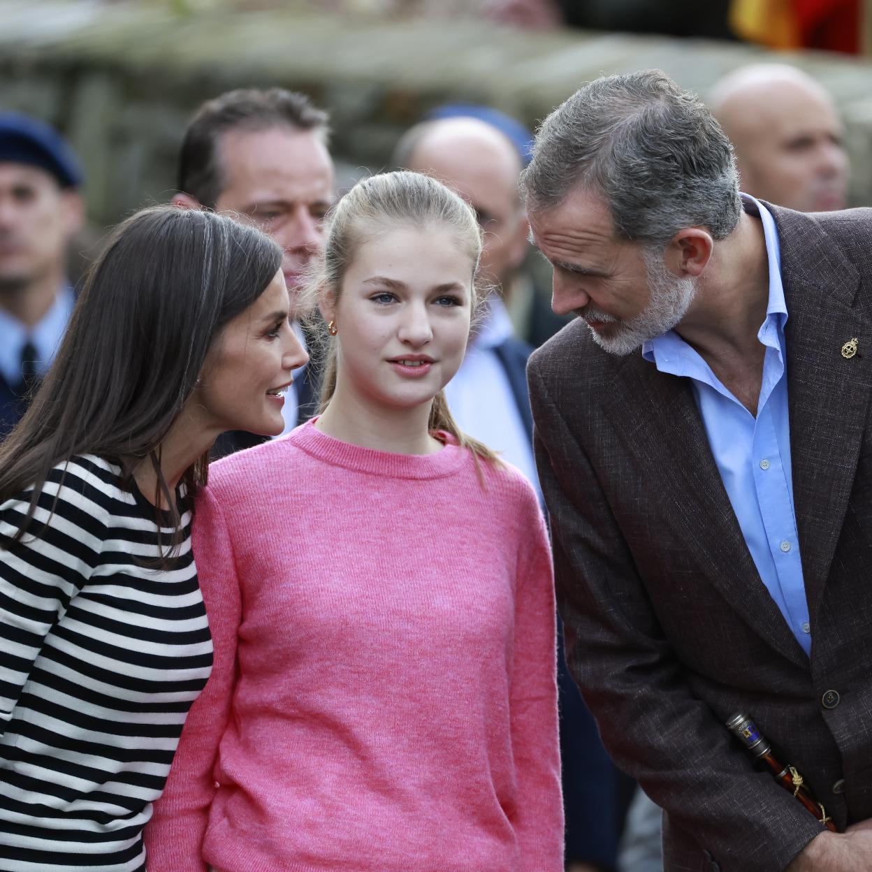 Leonor, en CAdavedo, rodeada de sus padres, la reina Letizia y el rey Felipe VI. 
