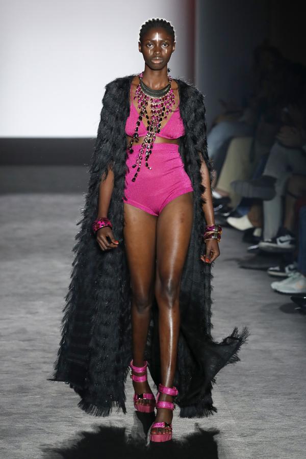 Inspirada por su último safari por África, la diseñadora Maite, al frente de la firma de su madre, Lola Casademunt, propone salir de lo convencional y apostar por el exceso con prendas fluidas y estampados animales, que se mezclan con tonos neón para un resultado femenino y atrevido. 