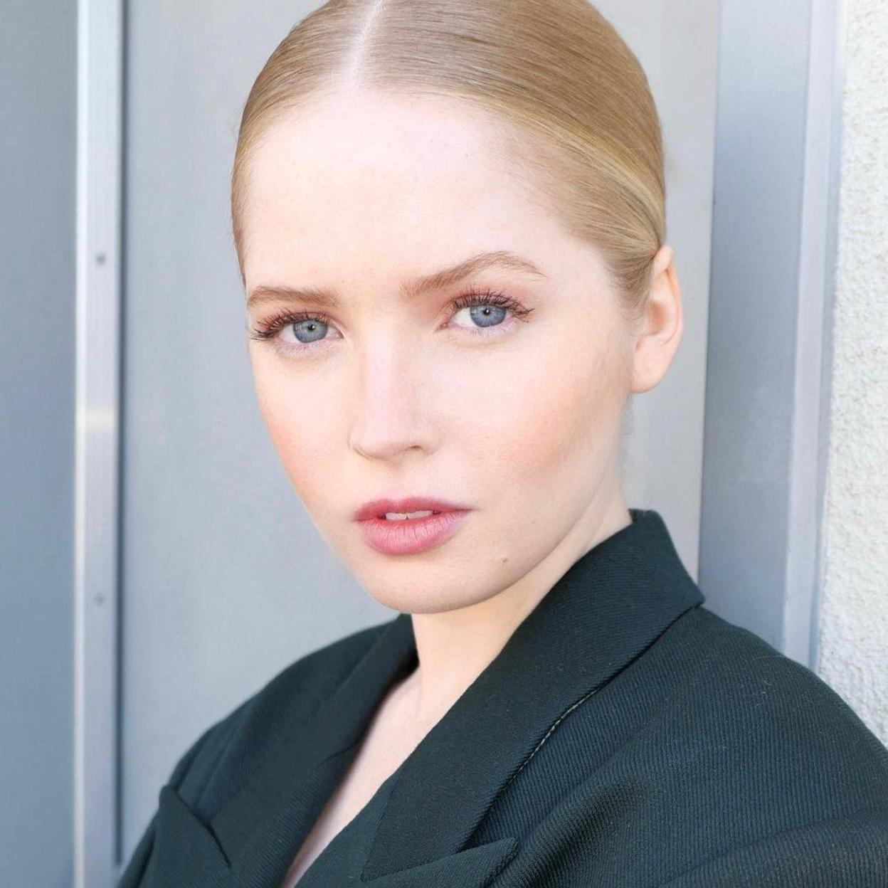 La piel uniforme de porcelana de Ellie Bamber es posible con estos sérums antimanchas