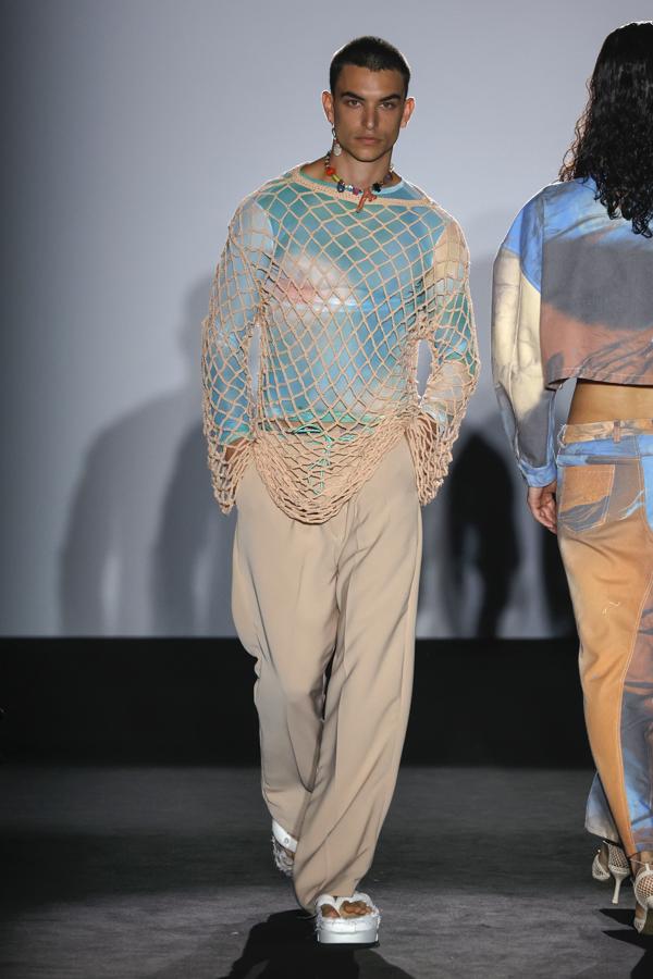 El diseñador ecuatoriano ha conseguido ser uno de los más aplaudidos de la pasarela, con propuestas que rinden homenaje a la artesanía de su país, a través de redes de pesca, cuerdas, ganchos y otros utensilios. La pesca y el buceo, se postulaban así como protagonistas de sus a propuestas que sin duda veremos replicadas en redes sociales la próxima primavera. 