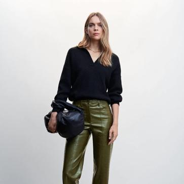 Imagen secundaria 1 - Pantalón efecto piel de cocodrilo de Mango (39,99 euros).