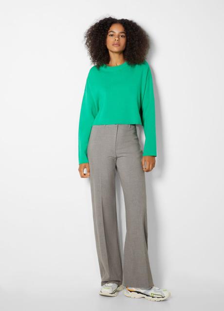Imagen - Pantalón de traje en color gris de Bershka. Foto. Bershka.