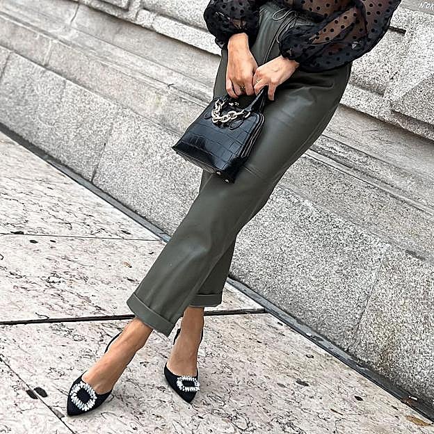 El pantalón efecto piel de Mango en color verde que comenzarán a agotar las influencers