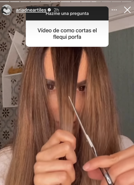 Imagen - Paso 1 de cómo cortar el flequillo según Ariadne Artiles. Foto: @ariadneartiles