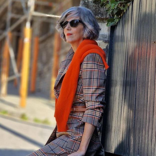 La influencer Carmen Gimeno con un traje de Sfera.