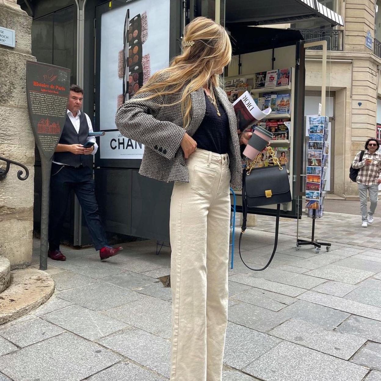 Las americanas cortas alargan las piernas y el torso de las chicas más bajitas, aumentando su longitud. 