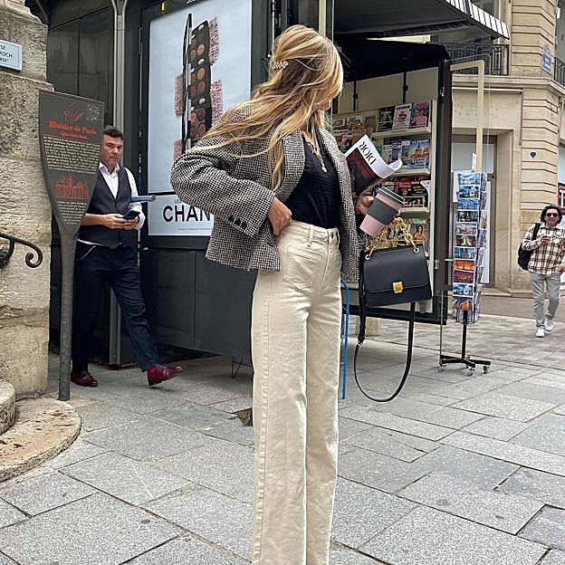 Mango Outlet tiene rebajada la chaqueta que aman las bajitas porque te hará parecer más alta (y sin tacones)