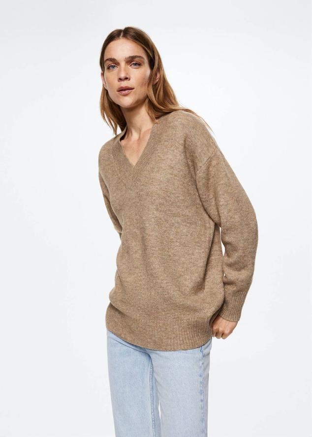 Jersey de punto con corte relajado, mangas largas, escote de pico y acabados en rib, en tono marrón claro, de Mango. Encuéntralo por 29,99 euros.