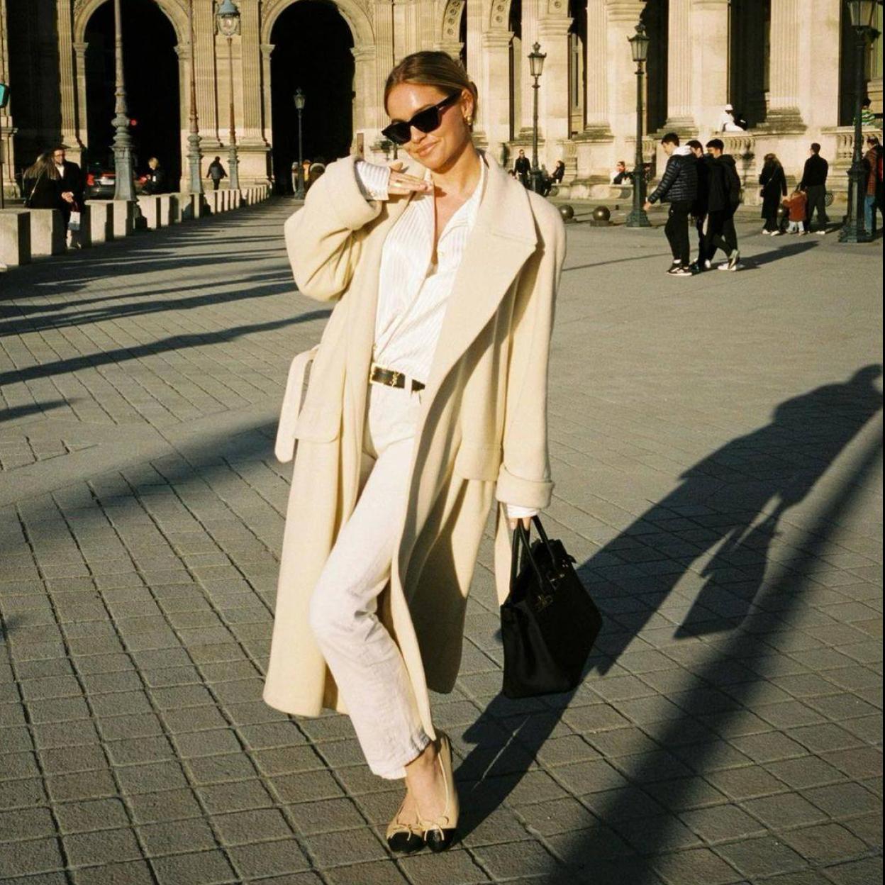 La influencer lleva un total look blanco con abrigo batín