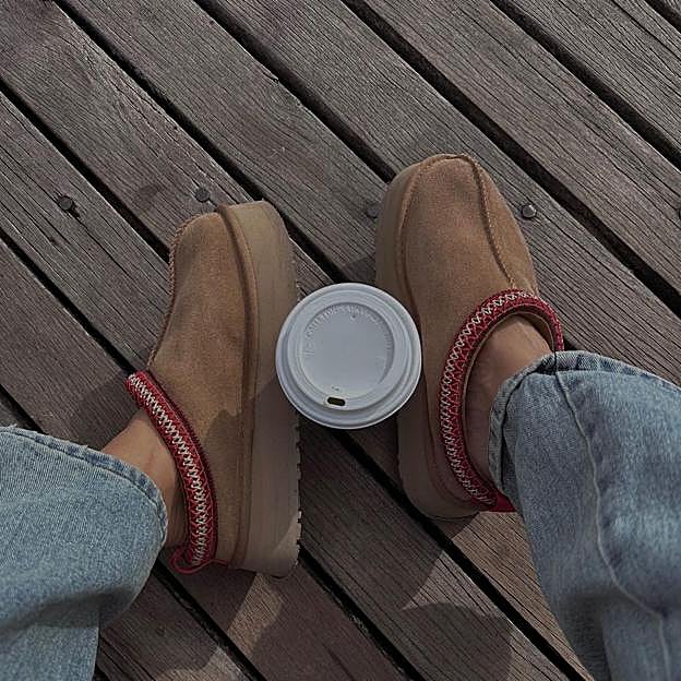 Influencer con las zapatillas virales Ugg.