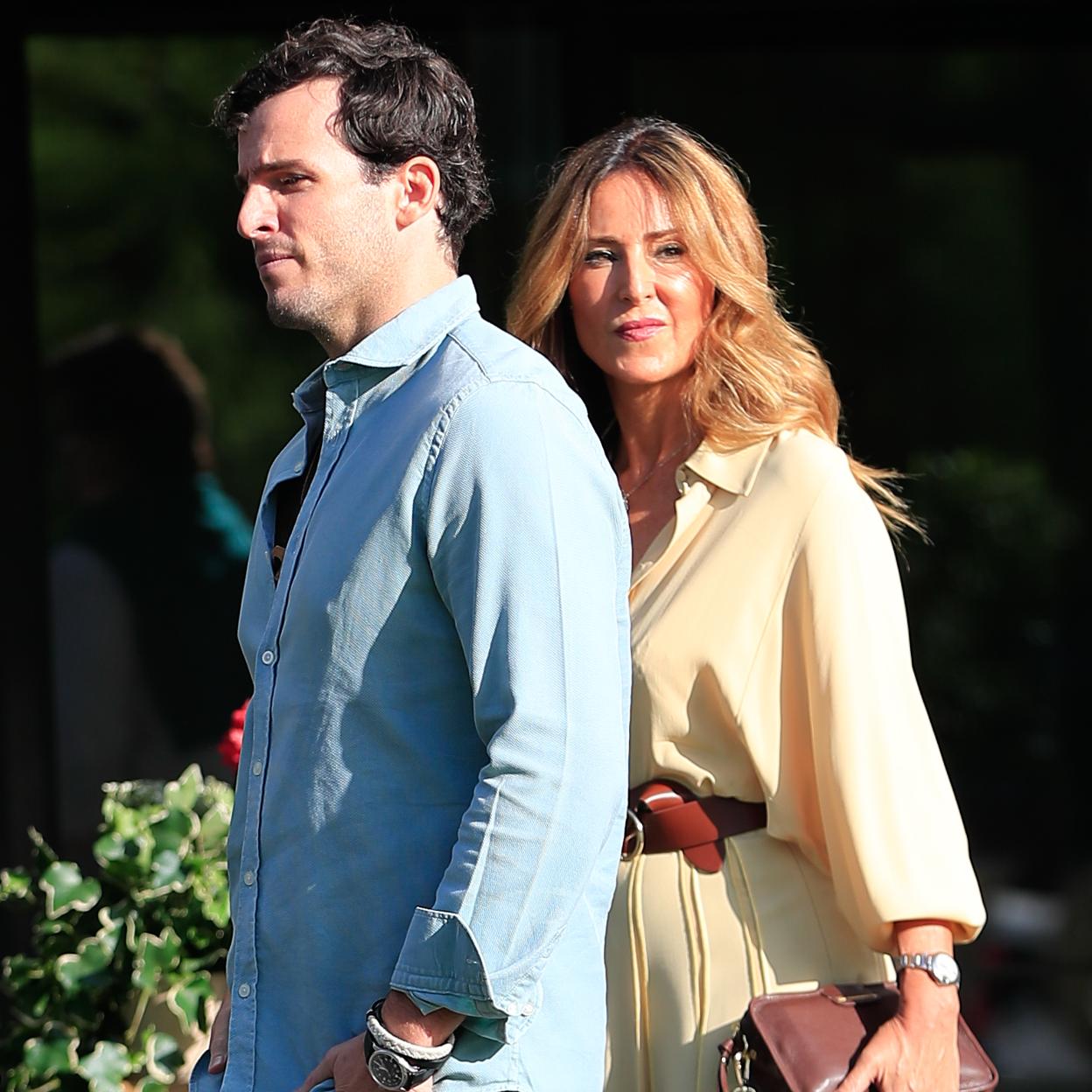 La madre de Íñigo Onieva, Carolina Molas, junto a su hijo.