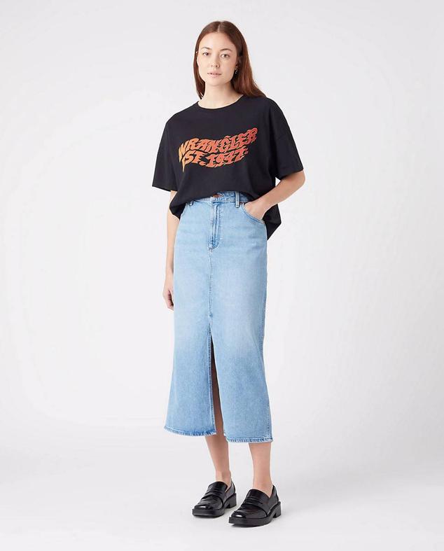 Falda midi recta en tejido denim con corte mom, tiro alto, bolsillos y abertura delantera, color azul claro, de Wrangler. Puedes comprarla en El Corte Inglés por 48,97 euros.