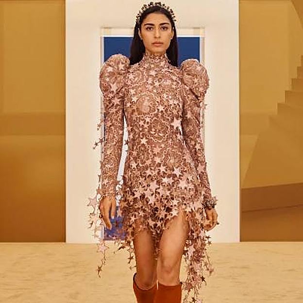 Imagen principal - Look de la colección de Zimmermann. Portadas de los libros 'Me lo han dicho los astros' (Penguin Random House), de Charas Vega, y 'Mágicas: guía ilustrada de magia' (Plan B), de Carlota Santos.