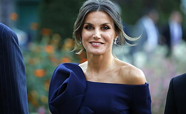 La reina Letizia ha ido subiendo de intensidad los escotes que utiliza en las últimas semanas. 