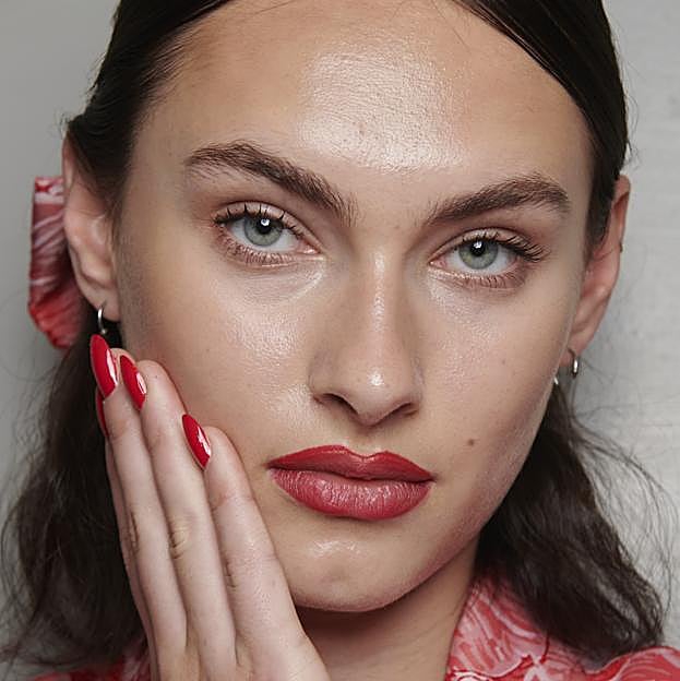 Este sérum rellenador de arrugas con ácido hialurónico es el truco antiedad favorito del momento