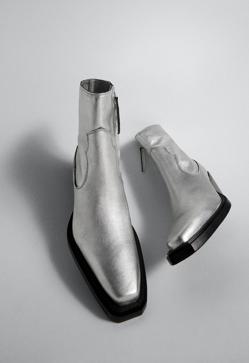 Imagen secundaria 2 - Esta temporada toca poner una nota especial a los accesorios con propuestas diferentes. Botines metalizados de estilo cowboy con tacón ancho de Mango (89,99 euros) 