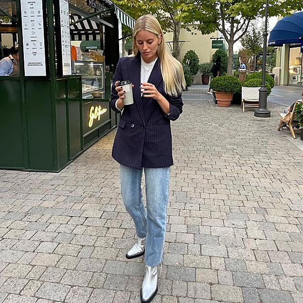 Imagen principal - Esta temporada toca poner una nota especial a los accesorios con propuestas diferentes. Botines metalizados de estilo cowboy con tacón ancho de Mango (89,99 euros) 