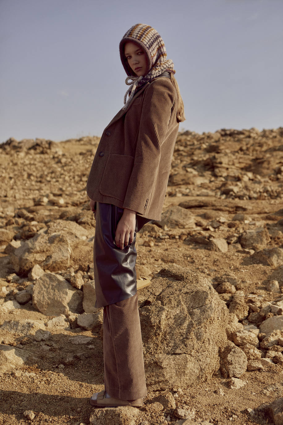 Traje de pana, de Weekend Max Mara; vestido de piel, de Marina Rinaldi; capucha de lana, de Sessùn; y sandalias y calcetines de Birkenstock.