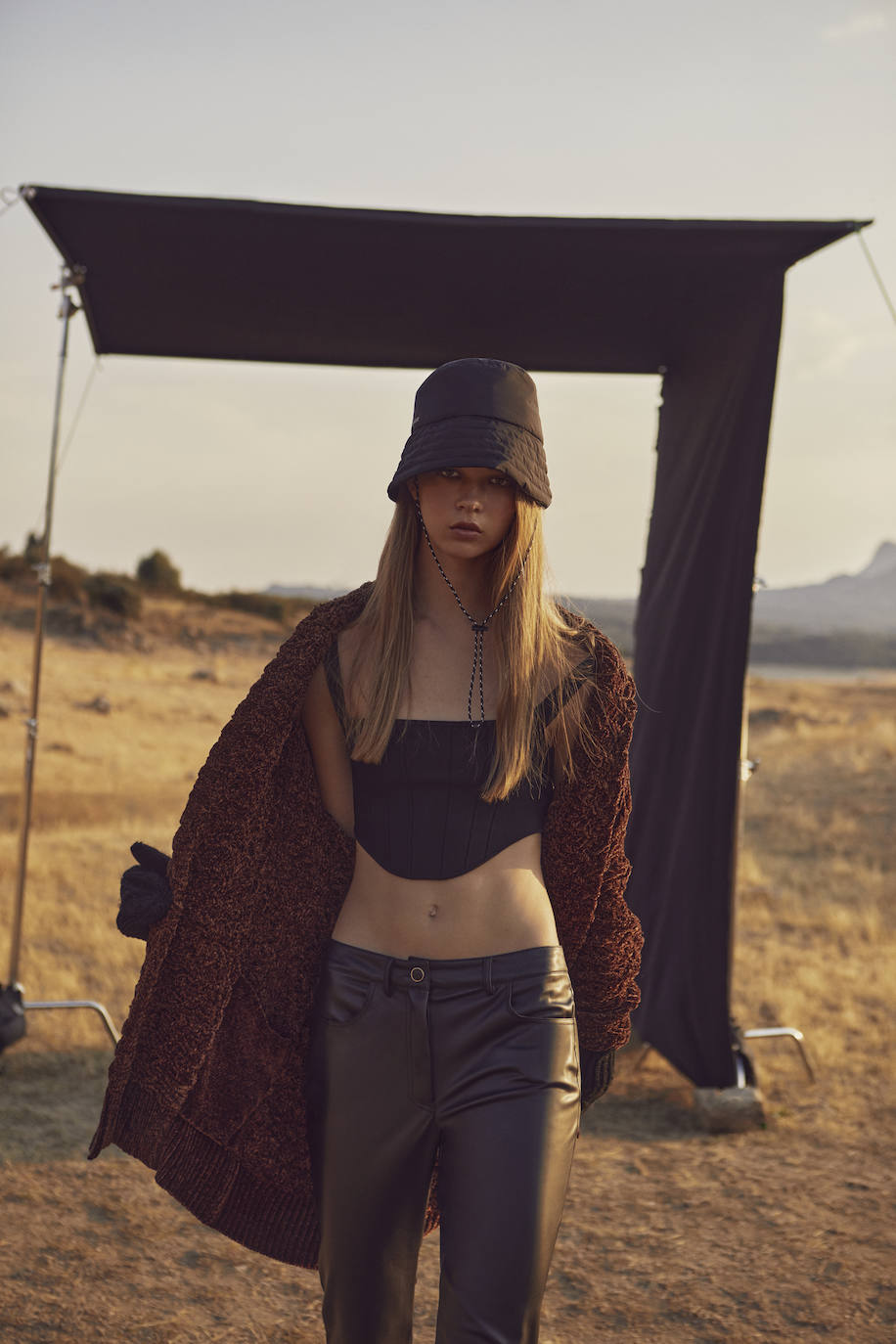 Chaqueta de Ferragamo, top de Celine, pantalón de piel de Guess, guantes de IKKS y gorro de Samsøe Samsøe.