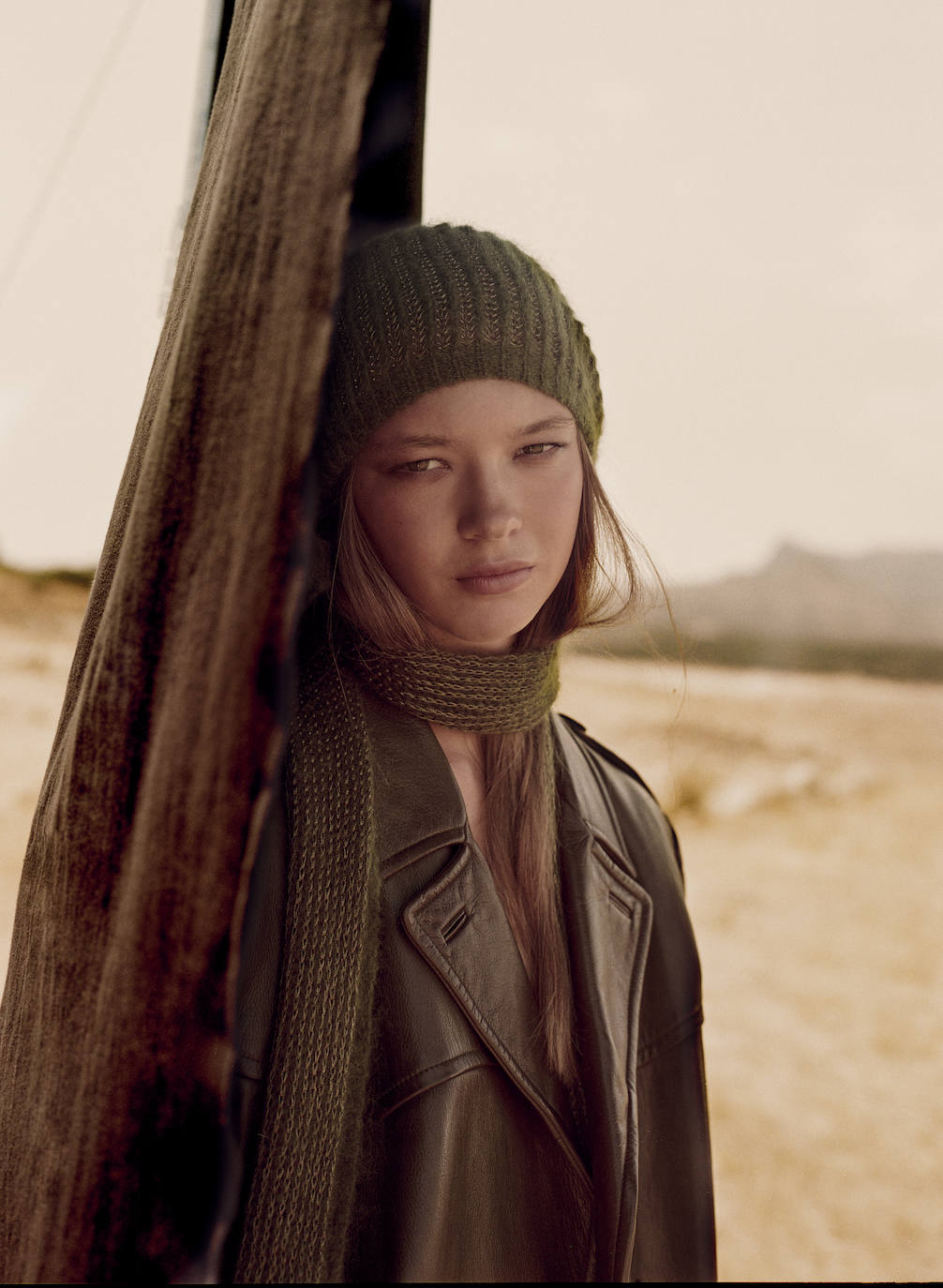Americana de piel, de Prada; gorro y bufanda de lana, de Pomandère. 