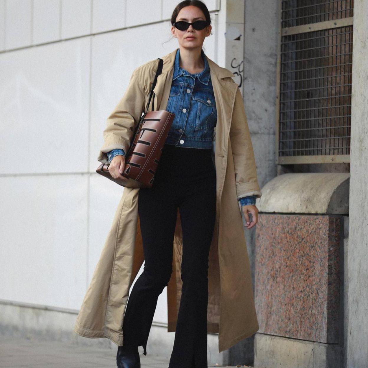 La influencer lleva un look de básicos con gabardina, chaqueta denim y jeans negros