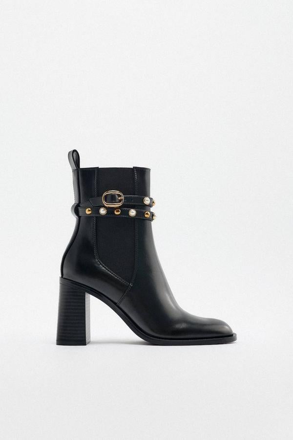 Botines en tejido efecto piel con caña media, paneles elásticos laterales, puntera redonda, tacón de bloque y detalle de pulsera extraíble con tachas y perlas, de Zara. Hazte con ellos por 49,95 euros.