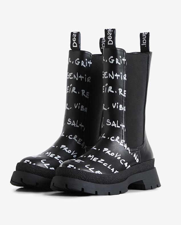Si buscas un estilo de bota chelsea algo más moderno, te quedarás con esta opción de Desigual. Es una bota alta en color negro con mensaje y suela de goma track. Cómpralo aquí