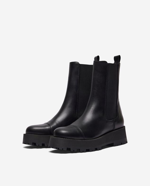 Es la clásica bota chelsea en color negro con suela track y elástico en los laterales. Es un modelo de Selected Femme que puedes conseguir en El Corte Inglés por 159,99 euros. Cómpralo aquí