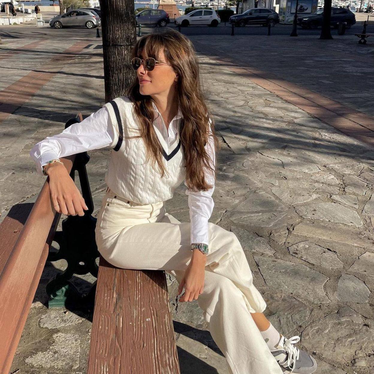 La influencer lleva la tendencia del chaleco college con camisa