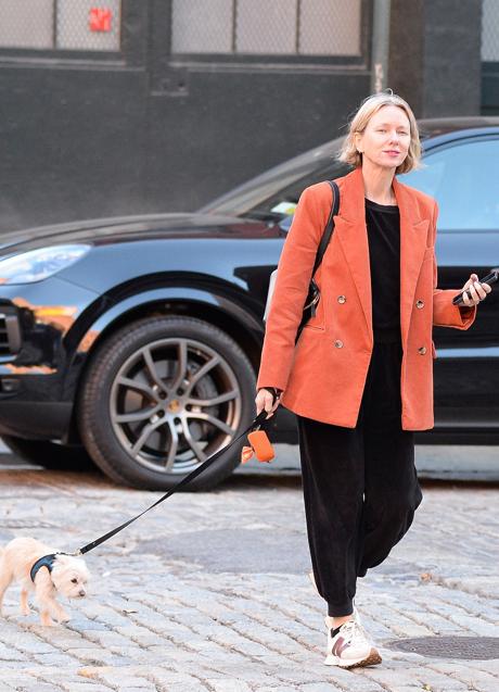 Imagen - Naomi Watts de paseo con un blazer de pana de Mango. Foto: Cortesía de Mango.