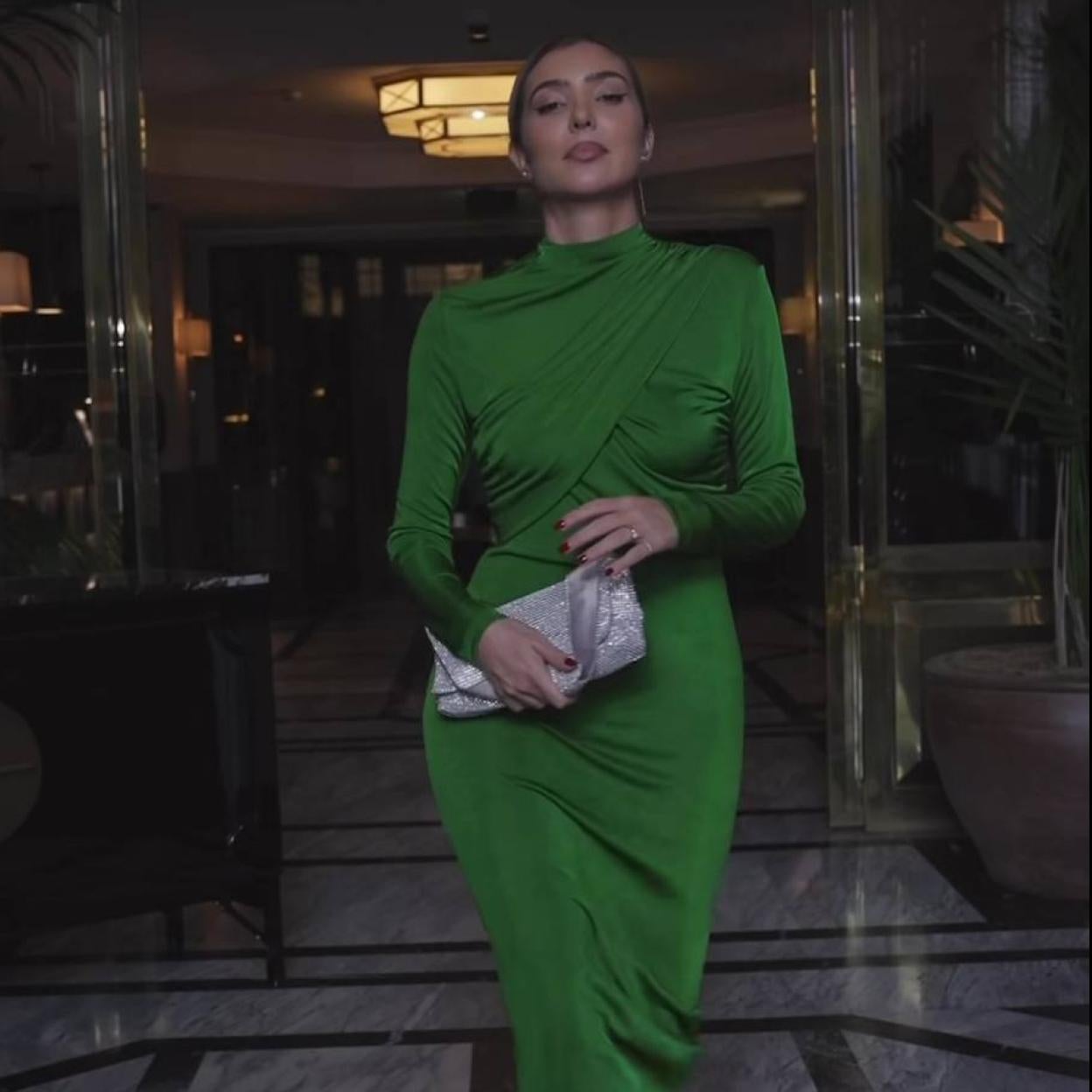 La influencer lleva el vestido verde superventas más elegante de H&M