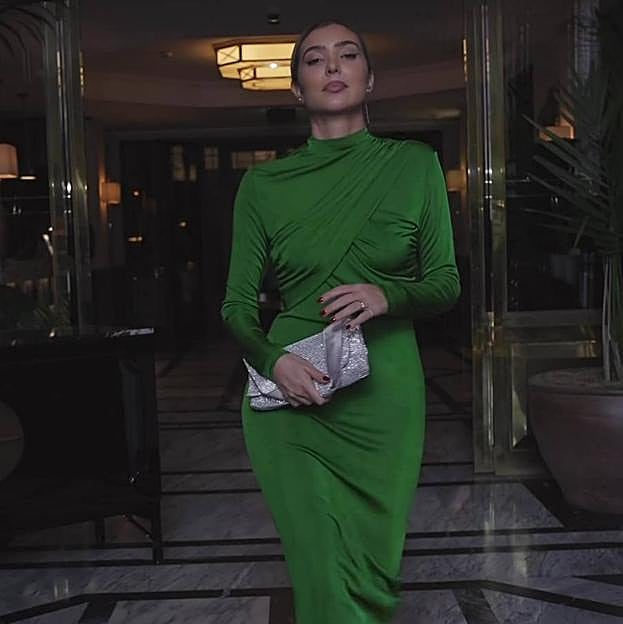 Este es el agotadísimo vestido verde favorecedor y sofisticado que causa furor en Instagram