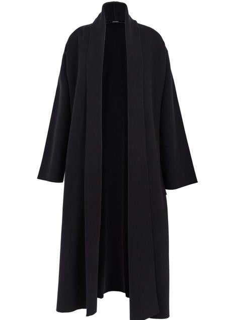 Imagen - Abrigo negro de invitada de Vezavena. Foto: Vezavena.