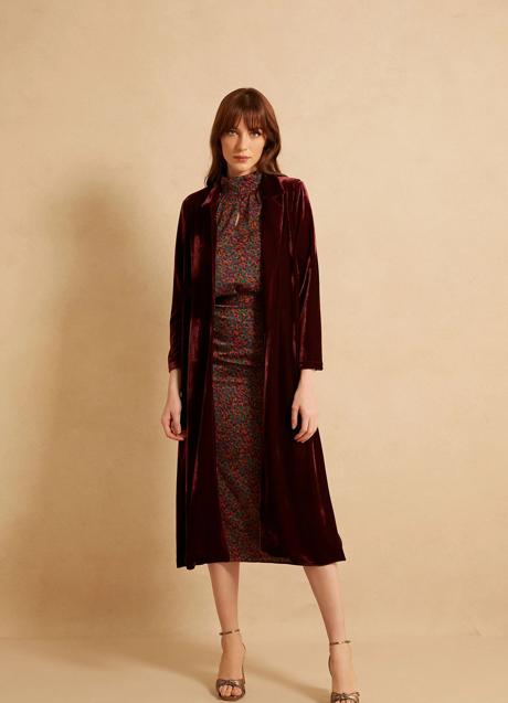 Imagen - Abrigo de invitada en terciopelo de Bimani. Foto: Bimani.