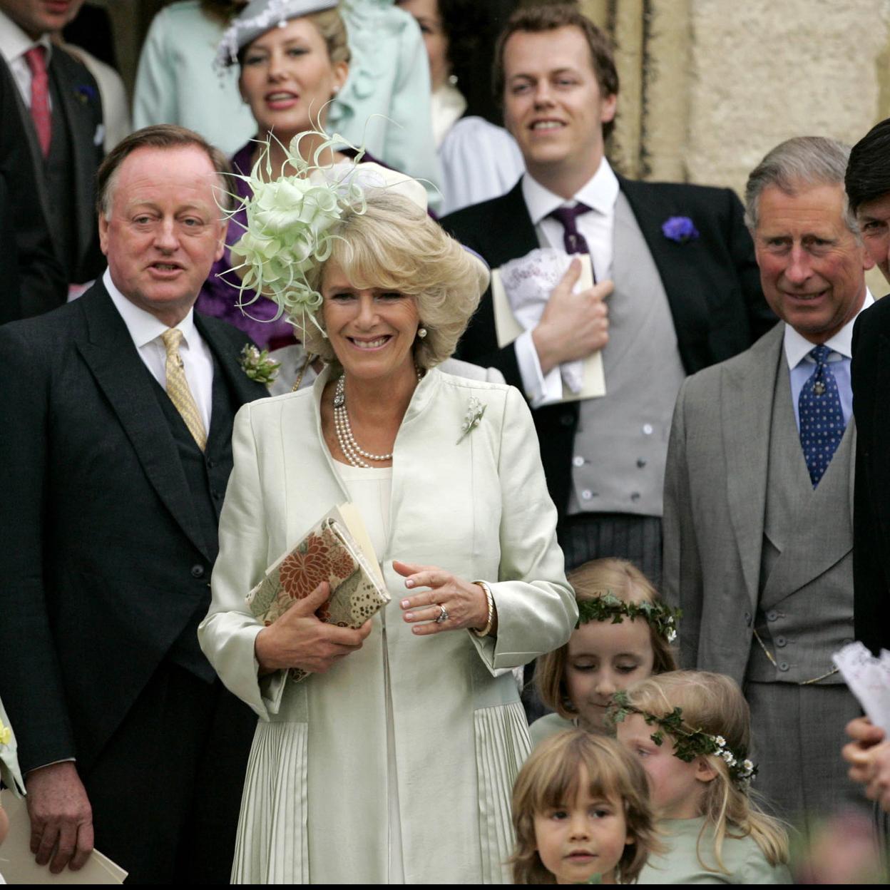 Andrew Parker Bowles junto a Camilla el día de su boda con Carlos de Inglaterra.
