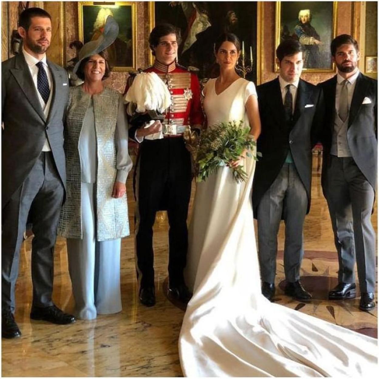 Sofía Palazuelo junto a sus hermanos el día de su boda con Fernanado Fitz-James Stuart. Beltrán Palazuelo es el que está situado justo al lado de la novia.