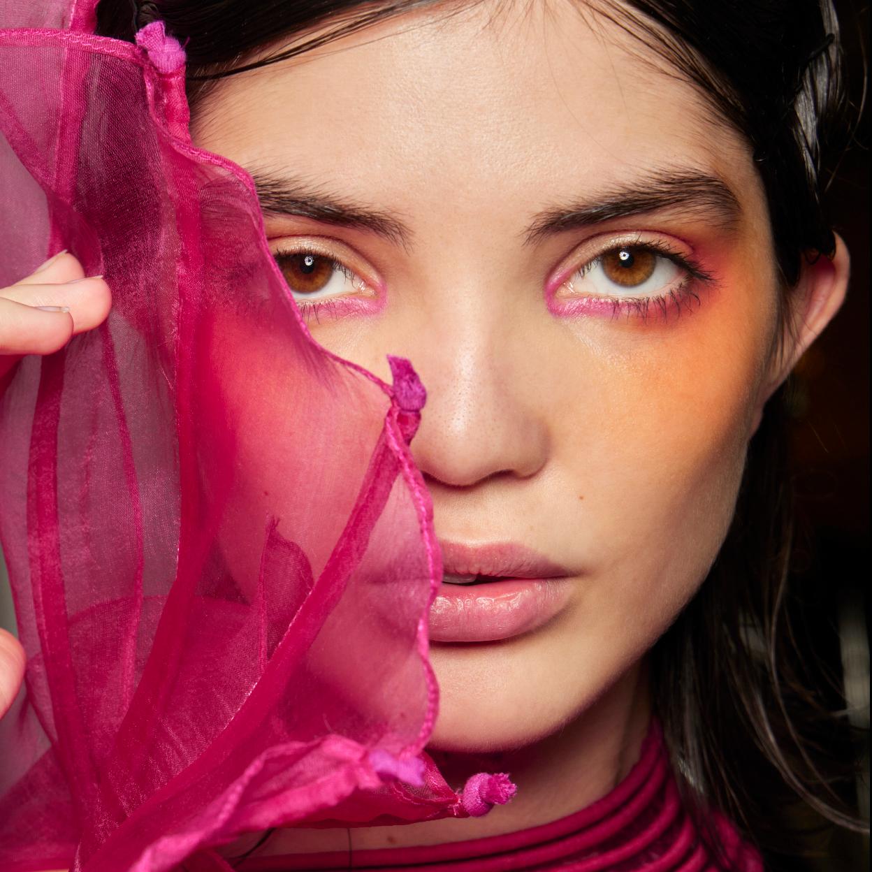 El retinol sí se puede aplicar en el contorno de ojos. Hazlo con estas cremas específicas que recomiendan los dermatólogos.