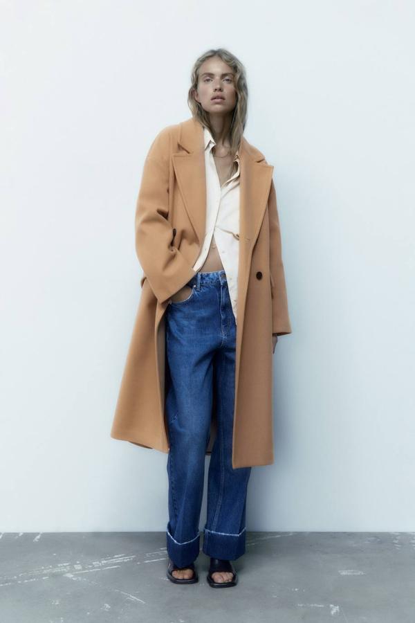 Abrigo oversize con tejido soft, manga larga, cuello solapa con muesca, bolsillos, silueta relajada y cierre cruzado, de Zara. Tiene un coste de 59,95 euros.