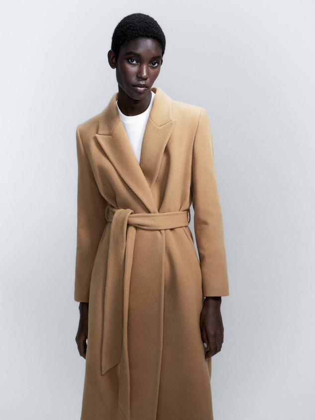 Abrigo tipo batín largo en mezcla de lana con cuello solapa, manga larga, cinturón de lazada a combinación, bolsillos y abertura posterior, de Massimo Dutti. Está disponible por 199 euros.