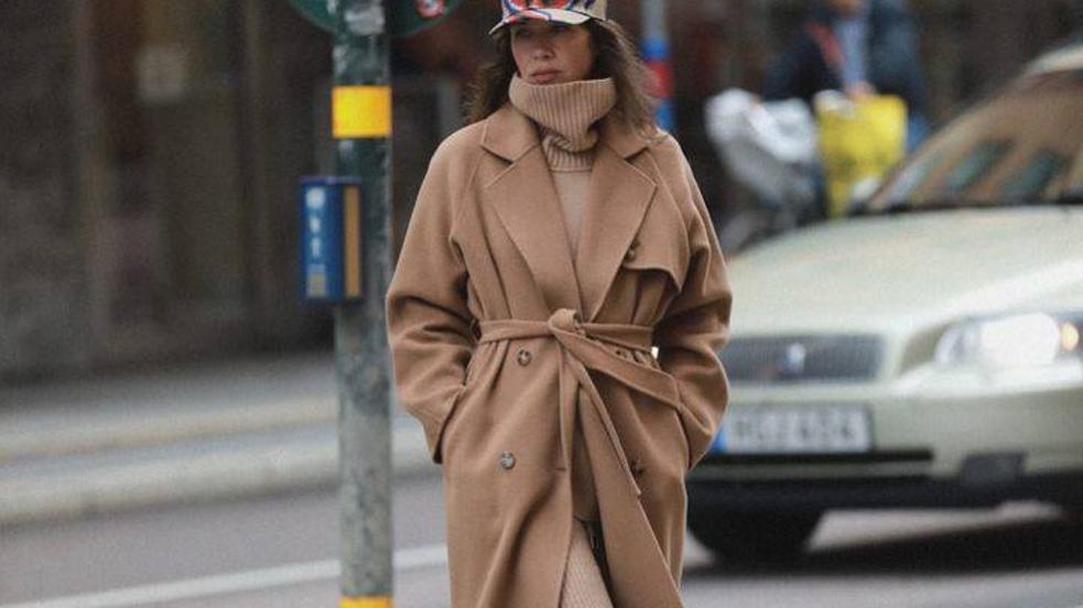 La influencer lleva un ponible look de calle con abrigo camel