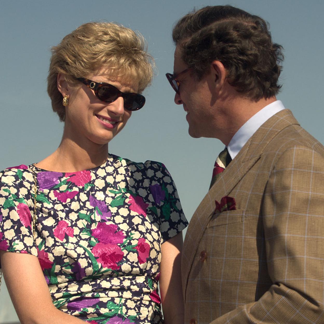 Elizabeth Debicki (Diana de Gales) y Dominic West (Carlos de Inglaterra) en la quinta temporada de The Crown.