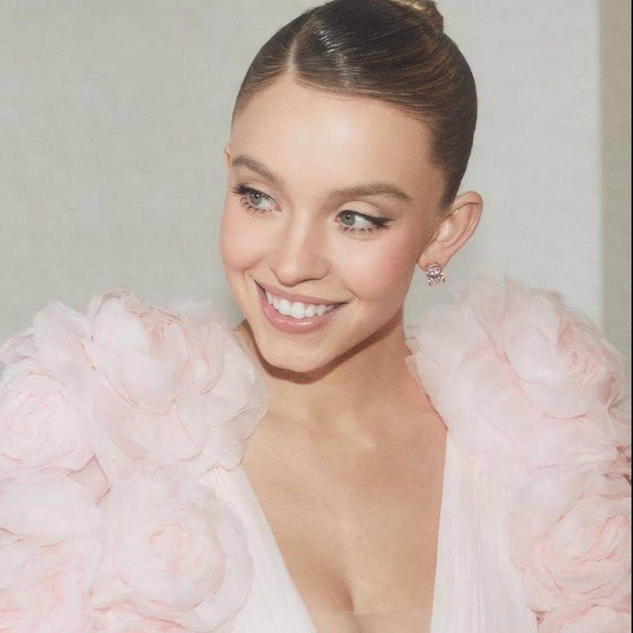 La actriz Sydney Sweeney tiene una tez suave y elástica como la que se obtiene con este trío hidratante