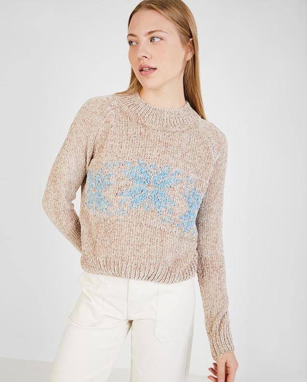Jersey en beige con manga larga y copos de nieve estampados en azul. Es un jersey de la marca Naëlle. Cómpralo aquí
