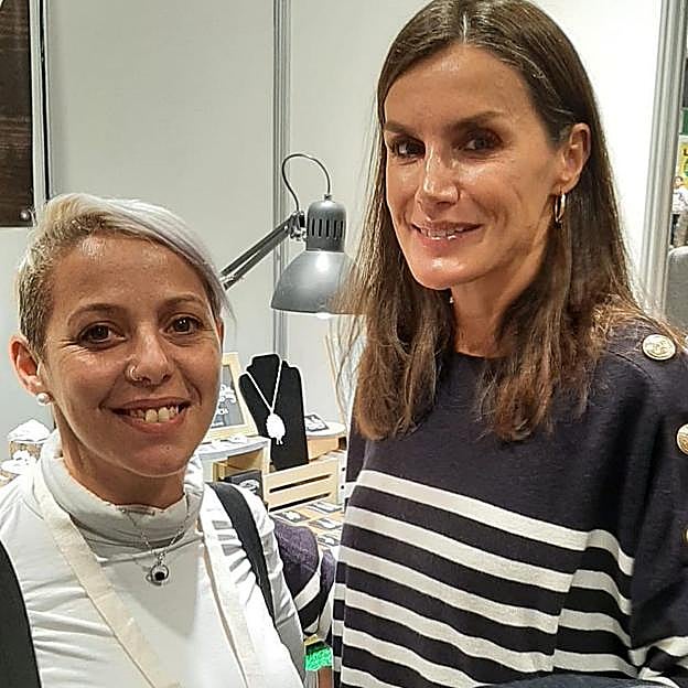 La reina Letizia se interesó por joyas artesanas realizadas en plata y madera. 