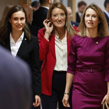 Imagen secundaria 1 - Roberta Metsola junto a la primera dama de Ucrania, Olena Zelenska, y Ursula von der Leyen, presidenta de la Comisión Europea. Debajo, Metsola flanqueada por Sanna Marin, primera ministra de Finlandia, y Kaja Kallas, primera ministra de Estonia. A la derecha, con Emmanuel Macron.
