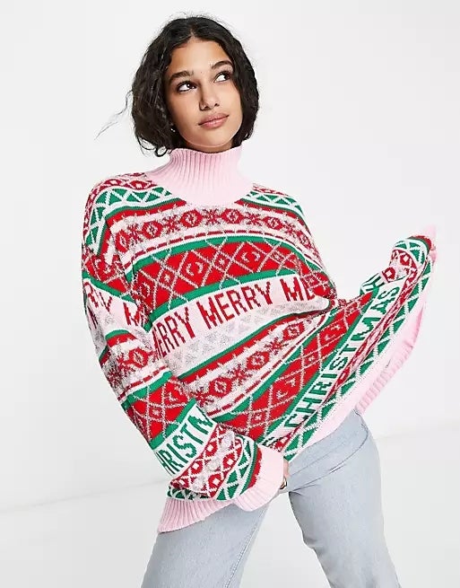 Jersey con estampado navideño y frase  merry christmas  de Asos Design. Es un jersey de cuello alto con un precio de 37,99 euros. Cómpralo aquí