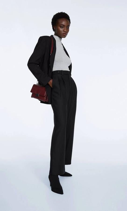 Pantalón de vestir con tiro alto, detalles de pinzas, bolsillos y pernera recta, holgada y cropped, color negro, de Stradivarius. Cuesta 25,99 euros.