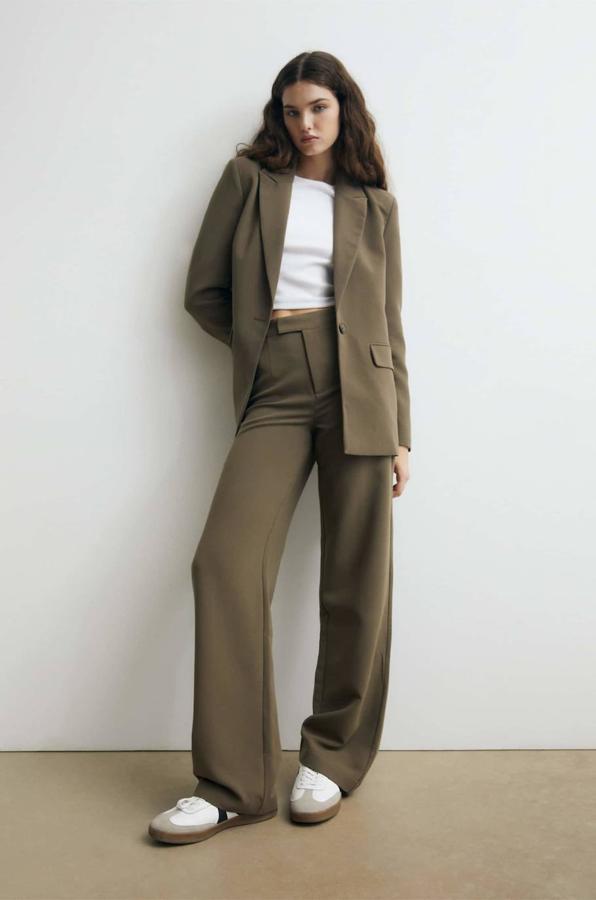 Pantalón de traje con tiro medio, perneras rectas y detalle de pinzas, en tono gris topo, de Pull&Bear. Cuesta 25,99 euros.